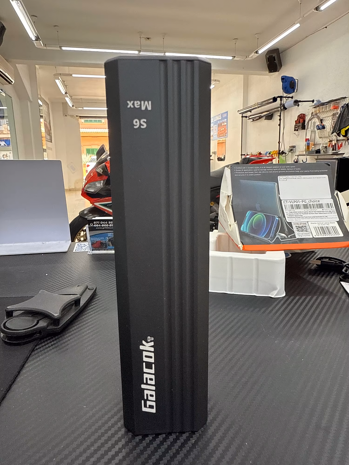 Caja del destornillador eléctrico de precisión Galacok S6 Max en mostrador de tienda.