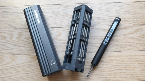 Destornillador eléctrico Galacok S6 Max con estuche abierto mostrando puntas intercambiables.