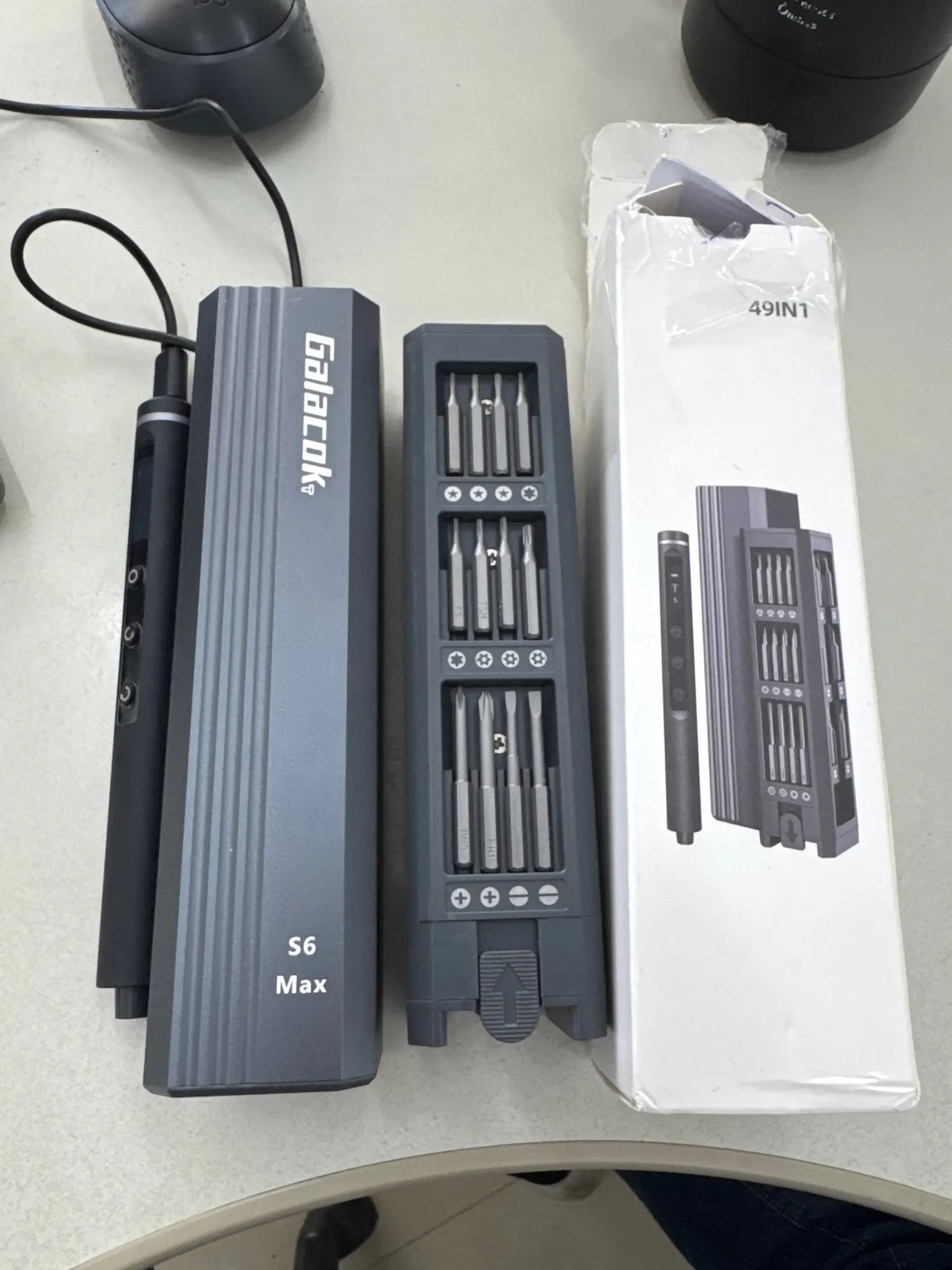 Kit Galacok S6 Max cargando con cable USB-C junto a caja y estuche de puntas.