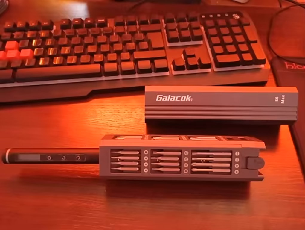 Kit Galacok S6 Max con destornillador eléctrico y puntas de precisión sobre escritorio.